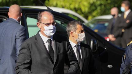 Le Premier ministre Jean Castex (gauche) et le ministre de l'Intérieur Gérald Darmanin arrivent à la préfecture des Alpes-Maritimes, à Nice, le 3 octobre 2020. (VALERY HACHE / AFP)