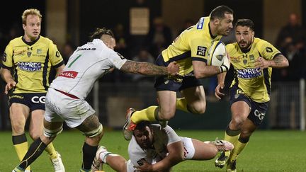 Match de Top 14 entre ASM Clermont et Pau, à Clermont-Ferrand (Puy-de-Dôme), le 18 mars 2017. (THIERRY ZOCCOLAN / AFP)