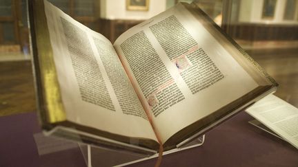 Un exemplaire de la Bible de Gutenberg conservé à la New York Public Library, aux États-Unis. (KEVIN ENG CC BY-SA 2.0 VIA WIKIMEDIA COMMONS)