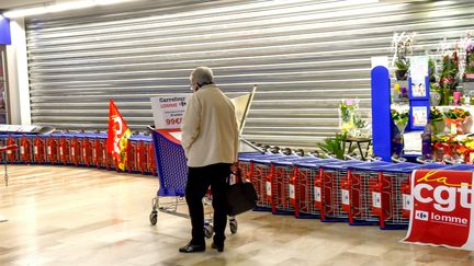 Un Carrefour fermé à Lomme (Nord) ,à cause d'une grève suite à la décision prise par la direction de supprimer des postes, le 31 mars 2018. (PHILIPPE HUGUEN / AFP)