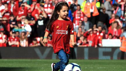 Makka Salah, la fille du footballeur&nbsp;Mohammed Salah (Liverpool), le ballon au pied dans le stade de Liverpool (Grande-Bretagne), le 12 mai 2019.&nbsp; (MAXPPP)