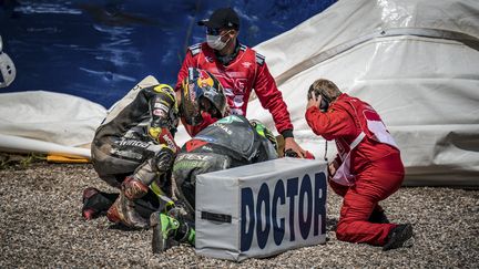 Johann Zarco (à gauche) et Franco Morbidelli après leur accident (GIGI SOLDANO / DPPI MEDIA)