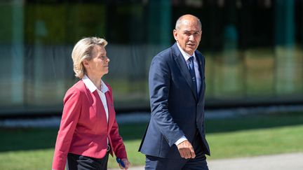 La présidente de la Commission européenne Ursula von der Leyen et le Premier ministre slovène&nbsp;Janez Janša, à Brdo (Slovénie) le 1er juillet 2021. (JURE MAKOVEC / AFP)