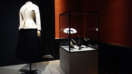 "Ces années-là ont été marquées par une grande envie de consommer. Monsieur Dior a inventé les défilés tous les six mois", souligne Olivier Saillard, directeur de Galliera et commissaire de l'exposition. Cet historien de la mode ajoute : "Les clientes changeaient 3 ou 4 fois de tenues par jour. Avec son tailleur, Chanel a changé la donne en imposant en 1954 une seule tenue du matin au soir. La femme était alors au bord de l'émancipation".
 (Corinne Jeammet)