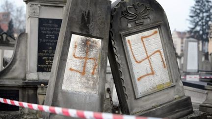 Des stèles profanées du cimetière israëlite du quartier strasbourgeois de Cronenbourg (27/10/2010) (AFP/JOHANNA LEGUERRE)