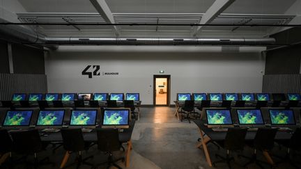 Salle de l'école privée de programmation informatique "42" installée à la pépinière d'entreprises "KM0" à Mulhouse (Haut-Rhin). (SEBASTIEN BOZON / AFP)