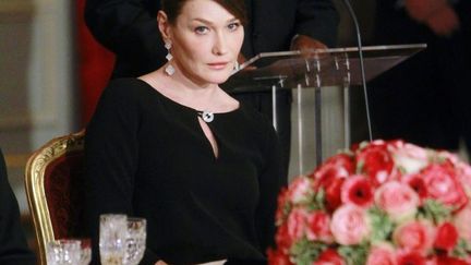 Carla Bruni lors d'un d&icirc;ner &agrave; l'Elys&eacute;e, &agrave; Paris, le 26 janvier 2012.&nbsp; (JACQUES BRINON / AFP)