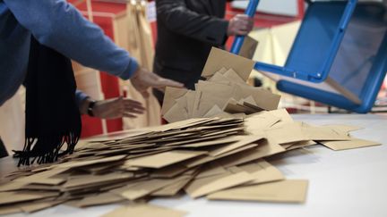 Des bulletins dans une urne lors du second tour des d&eacute;partementales, le 29 mars 2015, &agrave;&nbsp;Mont-Saint-Aignan (Seine-Maritime). (CHARLY TRIBALLEAU / AFP)