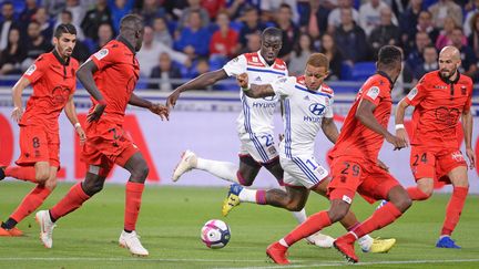 Les Lyonnais ont eu du mal à s'extirper de la nasse niçoise (PHOTO RICHARD MOUILLAUD / MAXPPP)