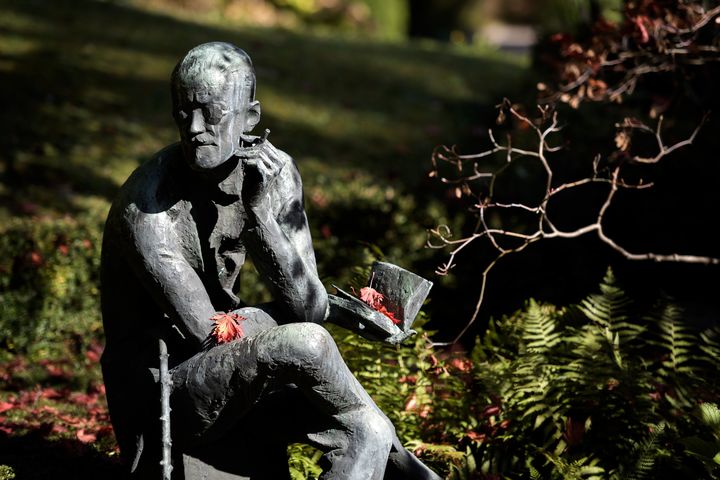 La statue représentant James Joyce, érigée à quelques pas de sa tombe, au cimetière Fluntern de Zurich, en Suisse (17 octobre 2019) (FABRICE COFFRINI / AFP)