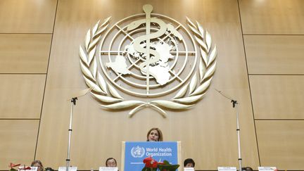 Le sigle de l'Organisation mondiale de la santé, lors de la conférence annuelle de l'institution en 2009 à Genève. (DENIS BALIBOUSE / REUTERS)