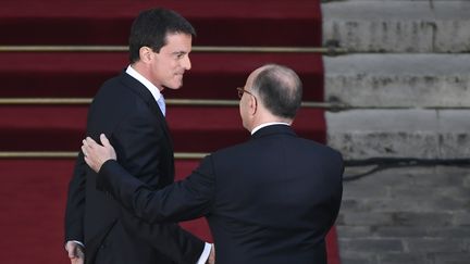 La passation de pouvoir entre Valls et Cazeneuve