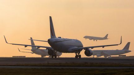 Avions à l'aéroport de Paris-Charles-de-Gaulle, le 15 février 2023. (VINCENT ISORE / MAXPPP)