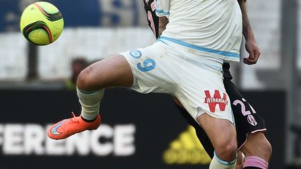 Duel Alexis Blin - Steven Fletcher lors de Marseille - Toulouse (ANNE-CHRISTINE POUJOULAT / AFP)