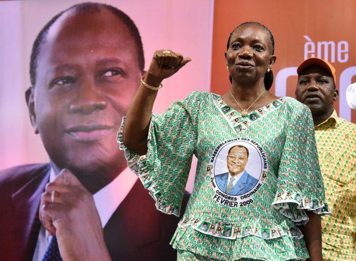 22 mars 2015. Henriette Diabaté, secrétaire général du Rassemblement des Républicains (RDR), chante l'hymne national lors du congrès d'investiture de l'actuel président ivoirien Alassane Ouattara pour la présidentielle d'octobre 2015.   
 (AFP PHOTO / SIA KAMBOU)