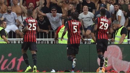 Les joueurs de l'OGC Nice Cyprien, Tameze et Herelle vont parler aux supporters pendant l'interruption du match contre l'OM à cause de chants et banderoles homophobes, le 28 août 2019, à l'Allianz Riviera, à Nice. (VALERY HACHE / AFP)