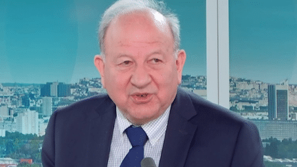 Alors que les agences de notation Moody's et Fitch s'apprêtent à rendre leur verdict sur la dette souveraine française, vendredi 26 avril, Henry Sterdyniak, co-fondateur des Économistes Atterrés, et Olivier Redoules, directeur d'études à l'institut économique Rexecode, sont les invités du 11/ 13 informations.