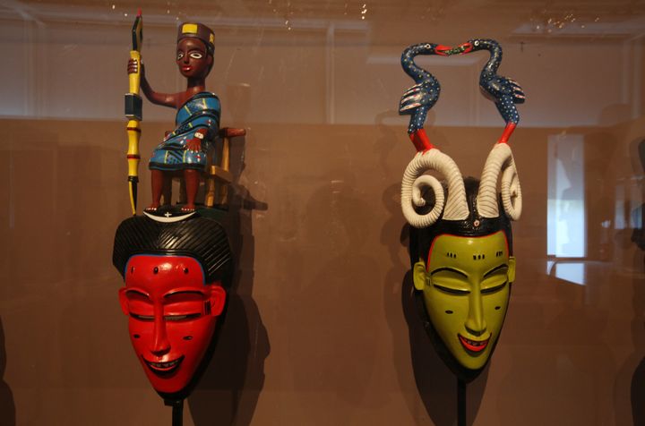 Vue de l’exposition "Les maîtres de la sculpture de Côte d'Ivoire" 
 (Musée du quai Branly, photo Gautier Deblonde)