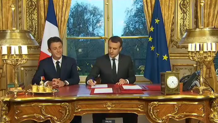 Emmanuel Macron signe trois textes