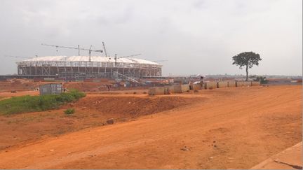 A Yaoundé, le stade est toujours en construction.&nbsp; (France 24)