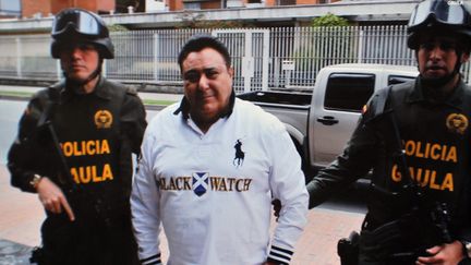 Capture d'&eacute;cran fournie par la police colombienne montrant Roberto Pannunzi,&nbsp;apr&egrave;s son arrestation, encadr&eacute; par des policiers,&nbsp;le 6 juillet 2013 &agrave; Bogota. (GUILLERMO LEGARIA / AFP)