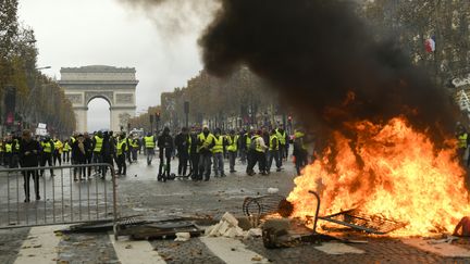 Des manifestants se réclamant des "gilets jaunes", rassemblés sur les Champs-Elysées, le 24 novembre 2018 à Paris. (BERTRAND GUAY / AFP)