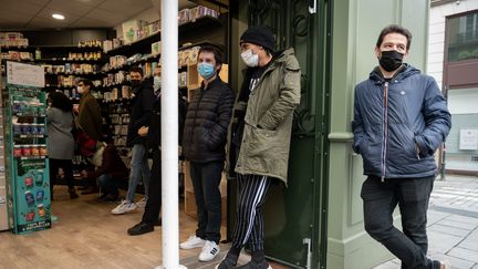 Les files d'attente s'allongent dans les pharmacies pour se faire dépister du Covid-19 (Photo d'illustration).&nbsp; (MARTIN ROCHE / MAXPPP)