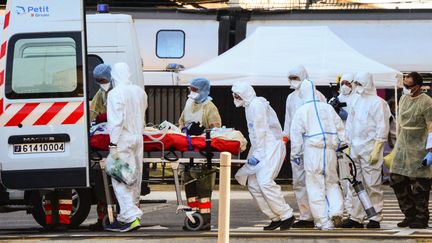 Un patient atteint de Covid-19 est embarqué à bord d'une ambulance, le 10 avril 2020 à Bordeaux (Gironde). (MEHDI FEDOUACH / AFP)