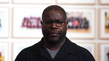 Le réalisateur britannique Steve McQueen pose devant son installation "Year 3" le 11 novembre 2019 à Londres, à la Tate britain (NEIL HALL / EPA / MaxPPP)