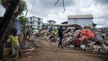 Des habitants tentent de reconstruire leurs logements après le passage du cyclone Chido, à Mamoudzou (Mayotte), le 2 janvier 2025. (JULIEN DE ROSA / AFP)