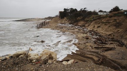 La c&ocirc;te de Lacanau (Gironde) grignot&eacute;e par les temp&ecirc;tes successives, le 4 mars 2014.&nbsp; (  MAXPPP)