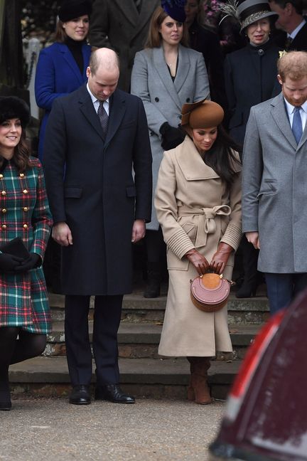 Meghan Markle fait la révérence aux côtés des princes William, Harry et Philip et de Kate Middleton, devant la voiture&nbsp;d'Elizabeth II, venue assister à la messe de Noël de la famille royale à Sandringham, le 16 décembre 2017. (CHINE NOUVELLE/SIPA / XINHUA)