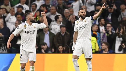 Dani Carvajal et Karim Benzema lors du quart de finale aller de Ligue des champions entre le Real Madrid et Chelsea, le 12 avril 2023. (OSCAR DEL POZO / AFP)