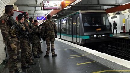  (Patrouille de militaires dans le métro parisien © MAXPPP)