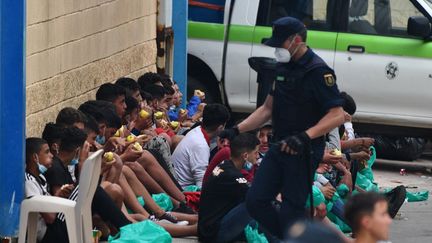 Des migrants mineurs&nbsp;attendent d'être testés pour le Covid-19 à leur arrivée dans l'enclave espagnole de Ceuta, le 19 mai 2021. (ANTONIO SEMPERE / AFP)