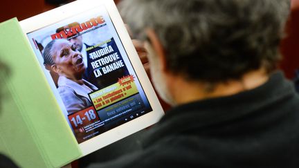 La une&nbsp;de l'hebdomadaire "Minute", parue le 13 novembre 2013, regard&eacute;e sur une tablette num&eacute;rique.&nbsp; (PIERRE ANDRIEU / AFP)