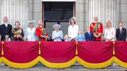 La famille royale observe le défilé aérien militaire lors du jubilé de platine d'Elizabeth II à Londres, le 2 juin 2022. (CHRIS JACKSON / GETTY IMAGES)