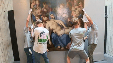 Accrochage de l'oeuvre de Bronzino au musée des Beaux-Arts de Besançon. Une opération très délicate en raison de la fragilité et des dimensions du tableau.
 (France 3)