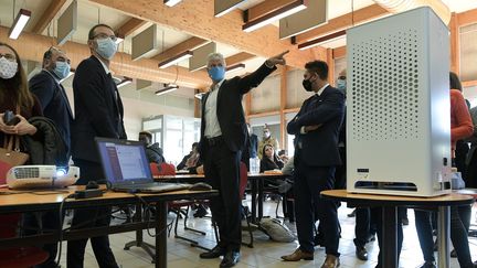 Laurent Wauquiez, le président LR de la région Auvergne-Rhône-Alpes, pointe du doigt un purificateur d'air dans une cantine scolaire de Saint-Priest le 10 novembre 2020. (MAXPPP)