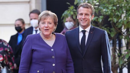 La chancelière allemande Angela Merkel et le président français Emmanuel Macron à Paris le 12 novembre 2021 (GAO JING / XINHUA)