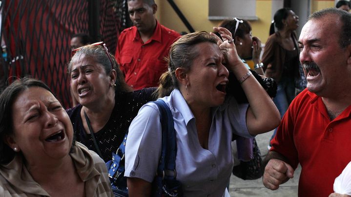 Des partisans du pr&eacute;sident v&eacute;n&eacute;zu&eacute;lien Hugo Chavez apr&egrave;s l'annonce de sa mort, &agrave; Caracas, le 5 mars 2013.&nbsp; (CARLOS GARCIA RAWLINS / REUTERS)