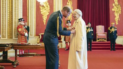 L'actrice Vanessa Redgrave, à droite, est&nbsp;été faite&nbsp;Dame Commandeur de l'Empire britannique par William, le prince de Galles, lors d'une cérémonie au Palais de Buckingham, à Londres, jeudi 13 octobre 2022. (AARON CHOWN/AP/SIPA / SIPA)