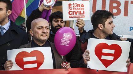 Des partisans de l'union civile entre personnes du même sexe, lors d'une manifestation le 28 janvier 2016, à Rome (Italie). (GIUSEPPE CICCIA / NURPHOTO / AFP)