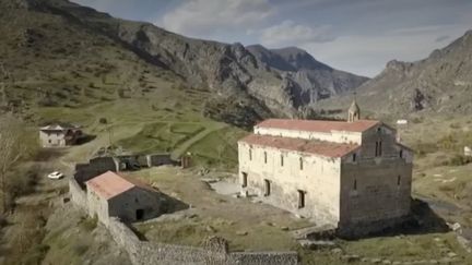 Les Arméniens sont poussés à l’exode au Haut-Karabakh après la défaite face à l’Azerbaïdjan. Avant de partir, ils vandalisent les lieux mais font tout de même un stop pour un ultime instant de recueillement au monastère de Dadivank. (FRANCE 2)