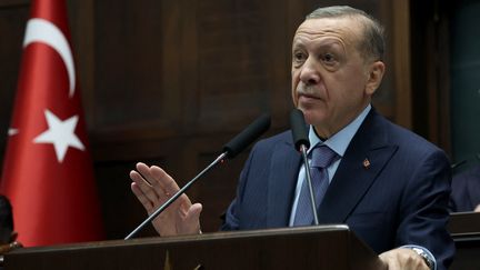 Erdogan le 25 octobre 2023 lors d'un discours devant les députés de son parti AKP. (ADEM ALTAN / AFP)