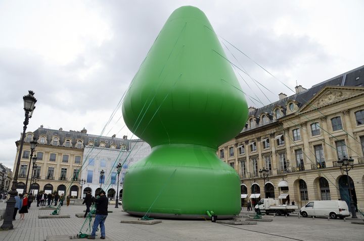 L'&oelig;uvre "The Tree" de Paul McCarthy, le 15 octobre 2014 &agrave; Paris. (BERTRAND GUAY / AFP)