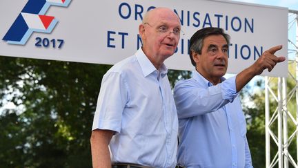 Patrick Stefanini et François Fillon, le 28 août 2015 à Sablé-sur-Sarthe. (JEAN-FRANÇOIS MONIER / AFP)