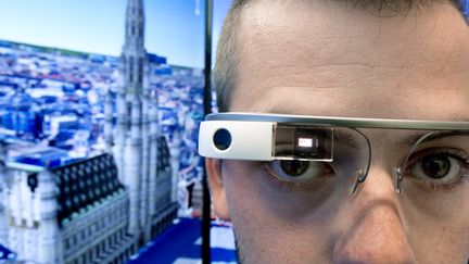 Les Google Glass sont pour l'instant r&eacute;serv&eacute;es aux "explorateurs" pr&ecirc;ts &agrave; payer 1 500 dollars pour tester l'appareil, qui passe difficilement inaper&ccedil;u. (BENOIT DOPPAGNE / BELGA)