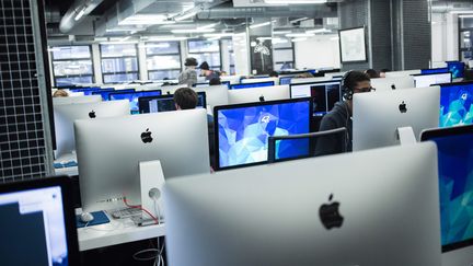 Illustration d'une salle de travail dans les locaux de l'école 42,&nbsp;à Paris. (AURELIEN MORISSARD / MAXPPP)