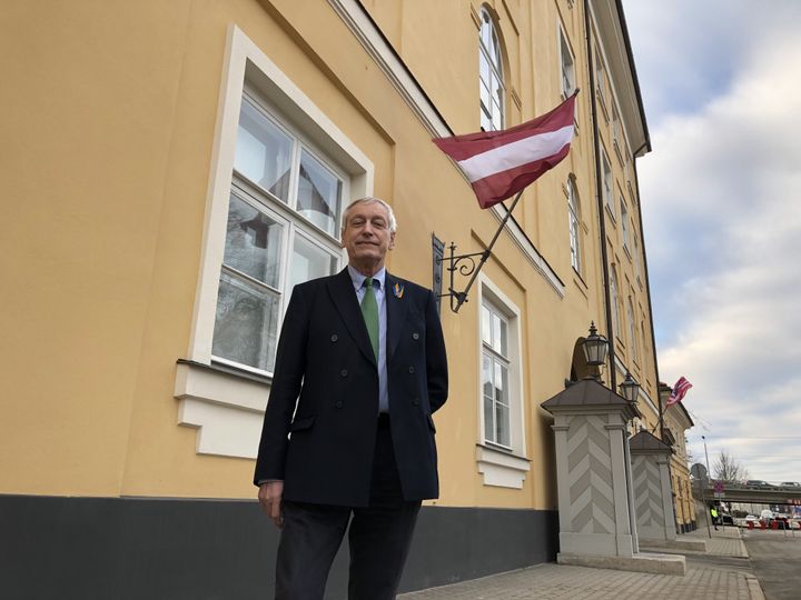 Brigadier General Janis Kazocins, national security adviser, in front of the presidential castle in Riga (Latvia), March 7, 2022. (RAPHAEL GODET / FRANCEINFO)